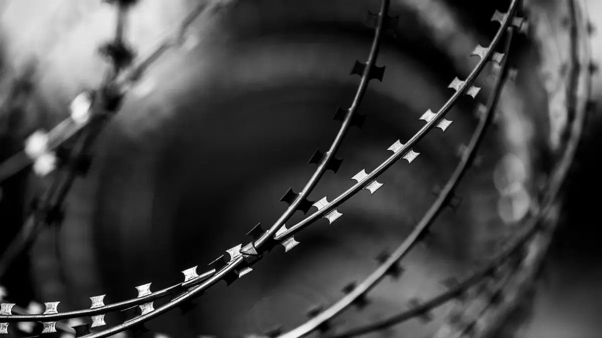 Jiletli tel; kişiyi hürriyetinden yoksun kılma (TCK 109) konulu makalede özgürlüğün kısıtlanmasını simgeler.