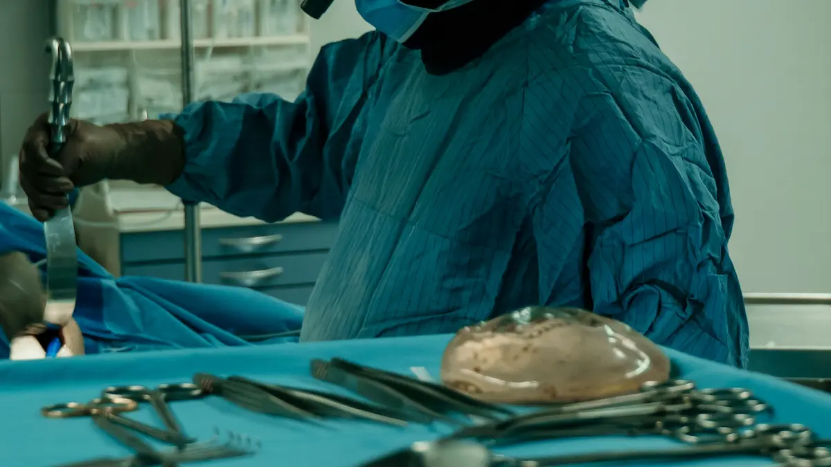 Organ veya doku ticareti suçu makalesi için ameliyathane ve cerrahi ekipman görseli