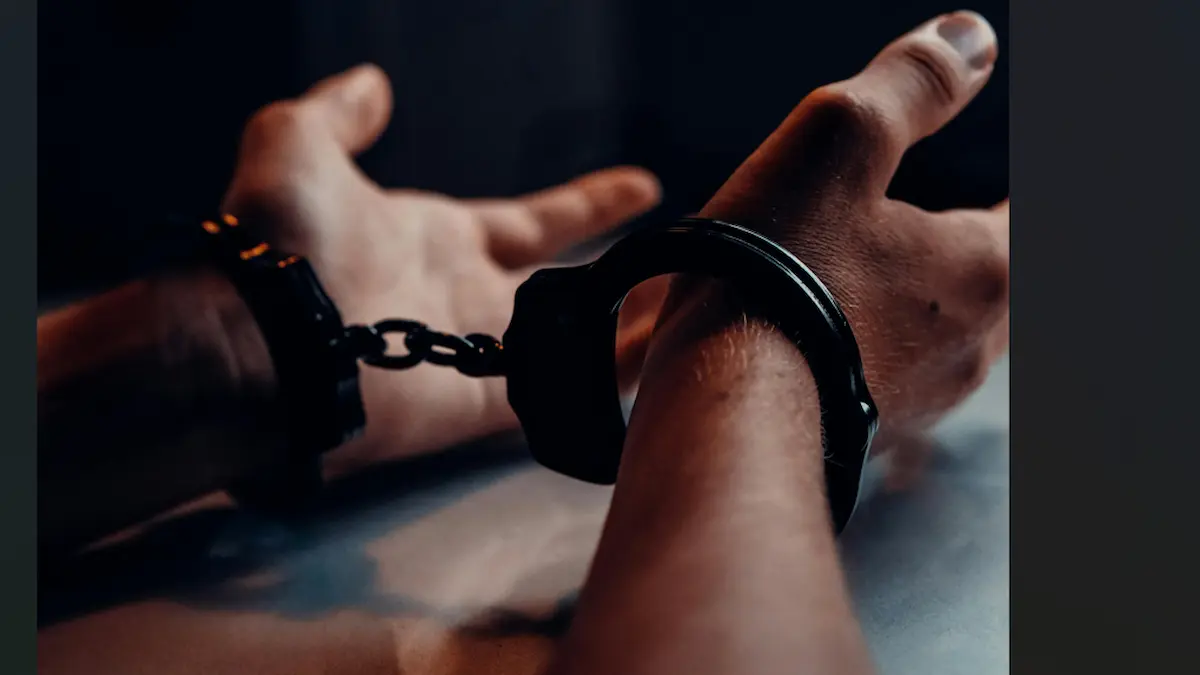 Kelepçelenmiş elleri gösteren tutuklama kararı temsili görseli